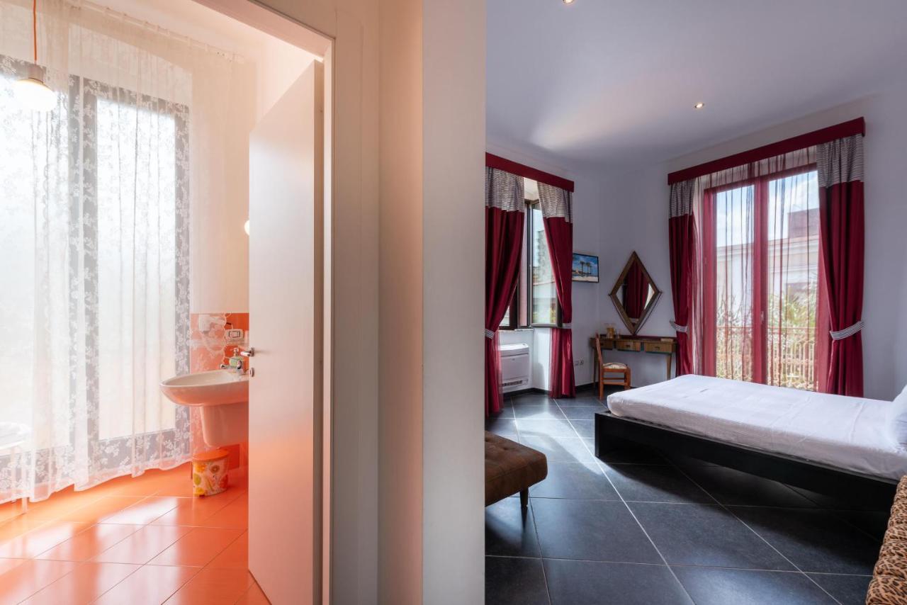 Maria Vittoria Charming Rooms And Apartments Бриндизи Экстерьер фото